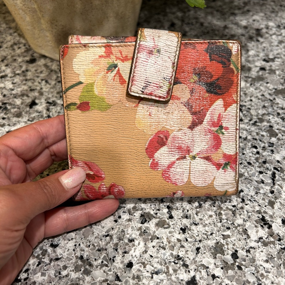Gucci Floral Women's compact Wallet project piece.